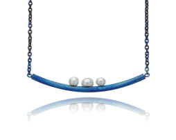 Collar barra curva de titanio azul con 3 perlas