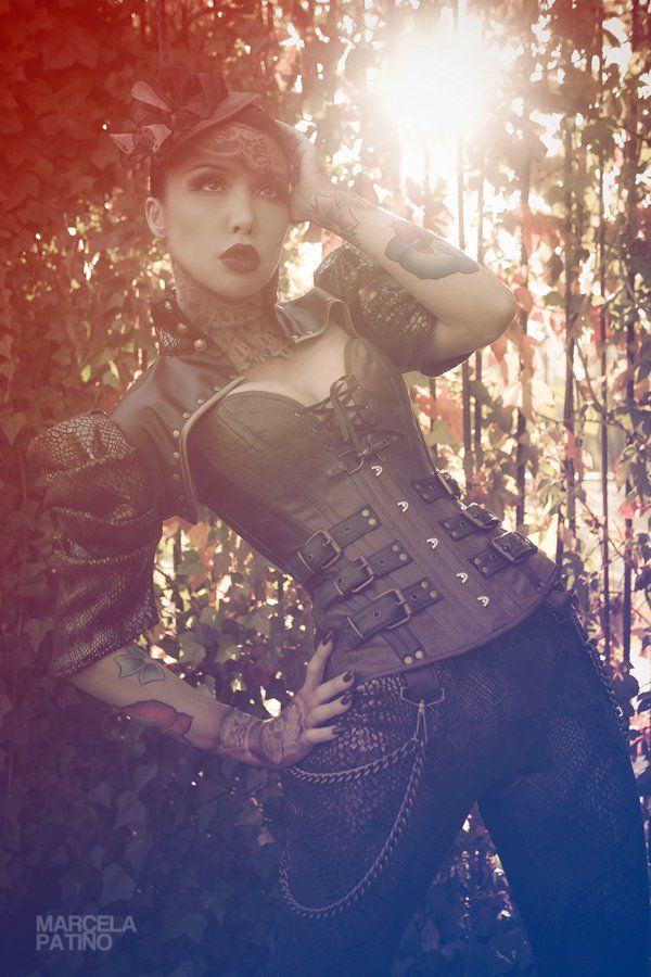 Foto: Marcela Patiño | Modelo, MUA y Peluquería: Masuimi Max | Maquillaje de encaje: Anna Cartès | Estilo: Azul Bibian