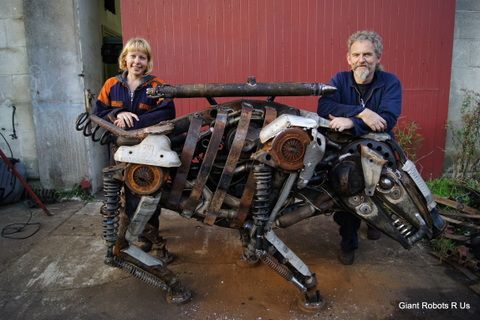 Helen Jansen e Ian Clark con la escultura