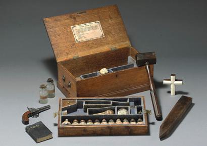Sothebys - Kit para matar vampiros - Kit de recuerdo europeo hacia 1910