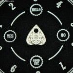 El tablero hablante singular de Decimononic - Vigilat Planchette