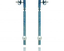 Pendientes largos de barra articulada de titanio azul con perla - Colección Nautilus by Decimononic