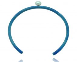 Brazalete de titanio azul con perla - Colección Nautilus by Decimononic